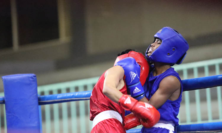 DUEL: Petinju yang mengikuti kejurda tinju amatir se Jawa Timur 2024 berlaga di venue GOR Mastrip, Kecamatan Wonoasi, Kota Probolinggo, Jumat (5/7).