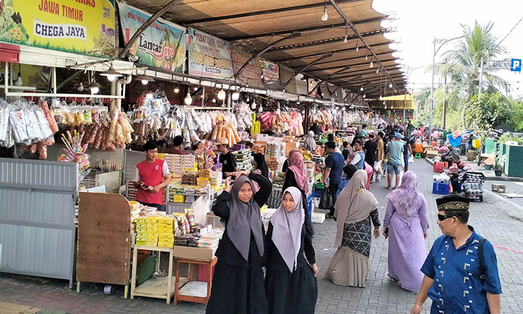MEMBELUDAK: Para pengunjung Pasar Wisata Cheng Hoo Pandaan menyerbu kawasan setempat. Mereka datang, untuk membeli oleh-oleh.
