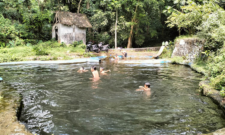 BERENANG: Sejumlah warga memanfaatkan kolam sumber setempat, untuk beragam kegunaan. Termasuk mandi dan berenang.