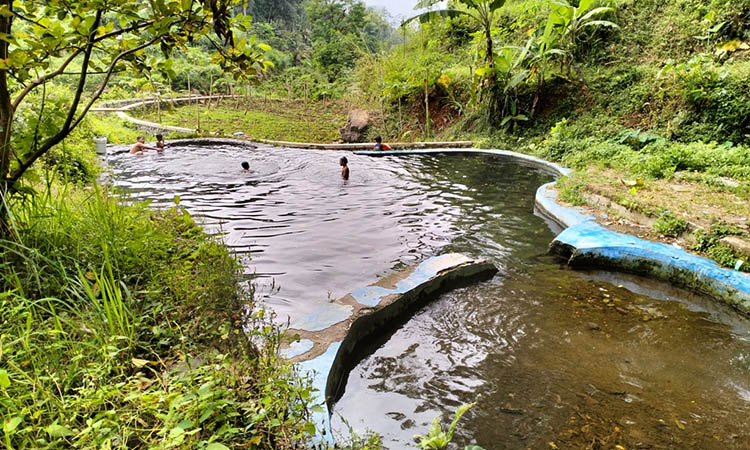 WISATA: Untuk mengoptimalkan Sumber Buntung, Pemdes setempat membangun dua kolam. Untuk anak-anak dan dewasa.