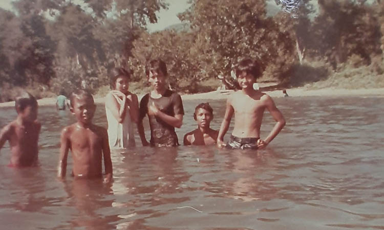BERENANG: Kepala Desa Binor, Kecamatan Paiton, Hostifawati (perempuan) saat bermain di area pantai yang di Dusun Sumberglatik besama temannya. Saat ini pantai tersebut telah terbangun PLTU Paiton.
