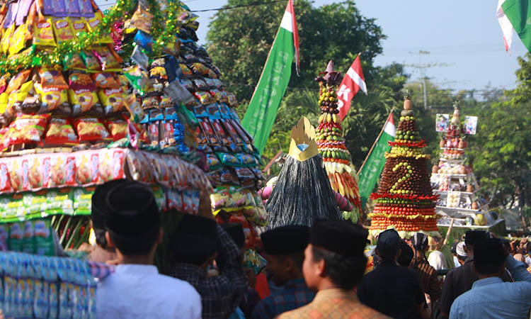 ARAK: Warga Desa Krejengan melakukan kirab jodang dan gunungan sedekah bumi saat selamatan desa, Minggu (7/7).