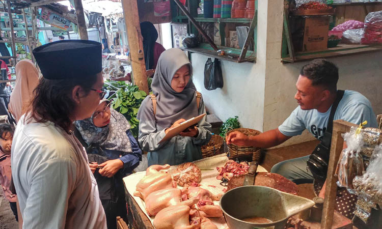 CEK: Petugas melakukan pengawasan dan pendataan produk asal hewan di Pasar Wangkal Kecamatan Gading.