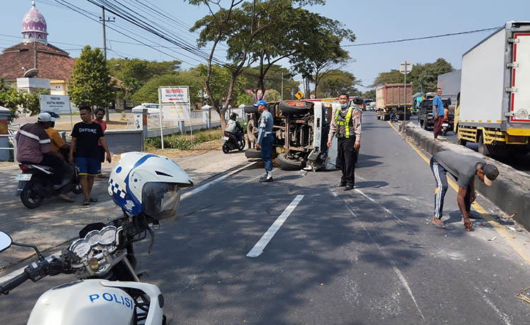 GULING: Truk boks pengangkut kerupuk terguling saat melintas di jalan raya Sumurwaru, Desa Sumberanyar, Kecamatan Nguling. Tidak ada korban jiwa, namun kejadian itu sempat memicu kemacetan.
