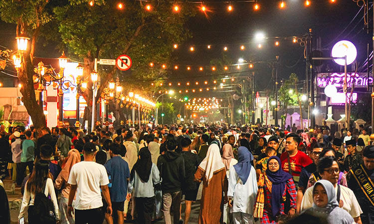 RIBUAN: Jalan Pahlawan Kota Pasuruan dipenuhi warga saat digelar Car Free Night perdana, Sabtu (7/7) malam. CFN dibuka Wali Kota Pasuruan Saifullah Yusuf dan digelar selama sekitar 5 jam.
