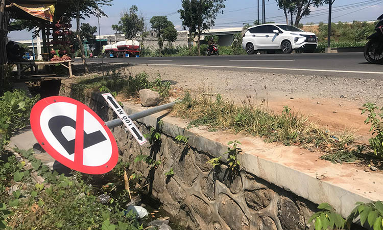 ROBOH: Rambu lalu lintas larangan parkir di Jalan Raya Leces, Desa Clarak, Kecamatan Leces, Kabupaten Probolinggo, roboh.