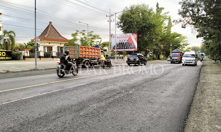 LEBIH LEBAR: Proyek pelebaran jalan oleh BBPJN Jatim&ndash;Bali di ruas Jalan Pantura, Kabupaten Probolinggo, sudah berjalan 70 persen. Jalan Pantura pun makin lebar, seperti jalan Pantura Kecamatan Pajarak