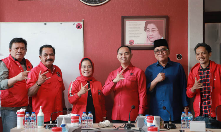 SEPAKET: Zulmi Noor Hasani (tiga dari kanan) dan bakal cawabup Probolinggo H Ryasid (berkemeja biru) bersama pengurus DPD PDI-P Jawa Timur dan serta pengurus DPC PDIP Kabupaten Probolinggo,