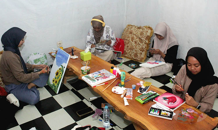SEMANGAT KOLABORASI: Sejumlah anggota Komunitas Lingkaran Kolaborasi berkarya bersama.