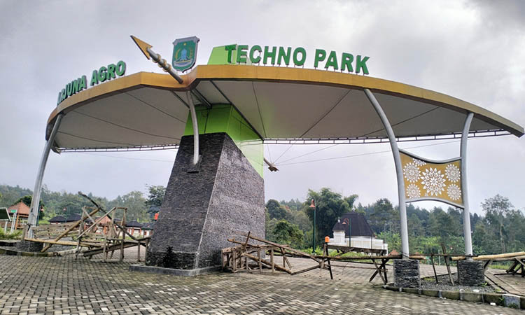 DILANJUTKAN: Gapura pintu masuk area Arjuno Agro Techno Park di Dusun Kucur, Desa Sumberrejo, Kecamatan Purwosari. Proyek tersebut, rencananya akan dilanjutkan tahun ini, dengan anggaran Rp 5,5 M.