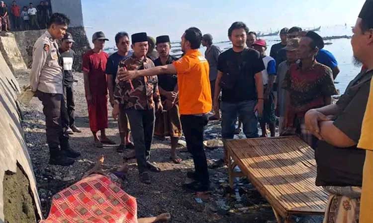 Korban saat ditemukan warga dalam keadaan meninggal dunia di tepi pantai. Dugaan kuat, korban meninggal lantaran sakit yang dideritanya.