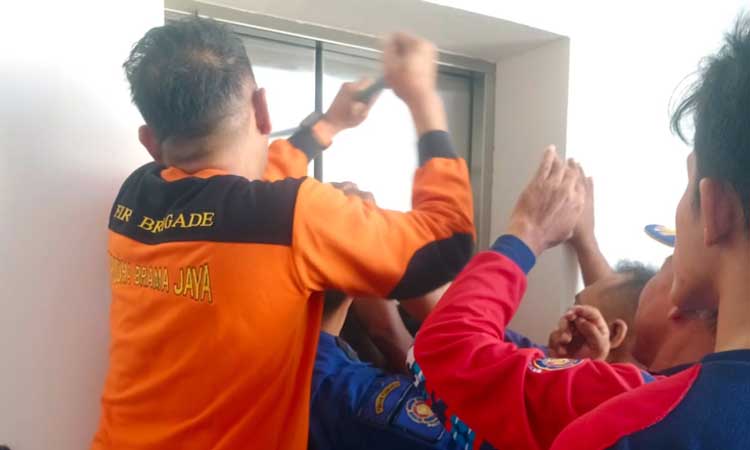 EVAKUASI: Tim Damkar saat berusaha untuk membuka lift yang tertutup lantaran listrik di area setempat padam.