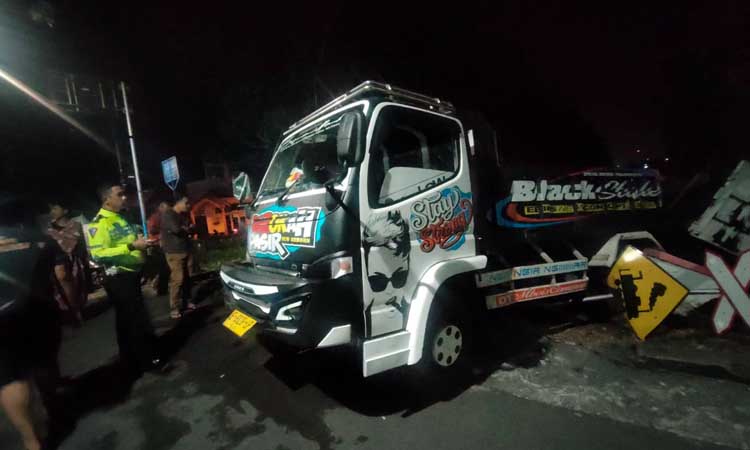 Kondisi truk usai tertabrak KA Wijaya Kusuma di perlintasan tanpa palang Desa Gajahbendo, Kecamatan Beji, Kabupaten Pasuruan, Selasa (9/7).