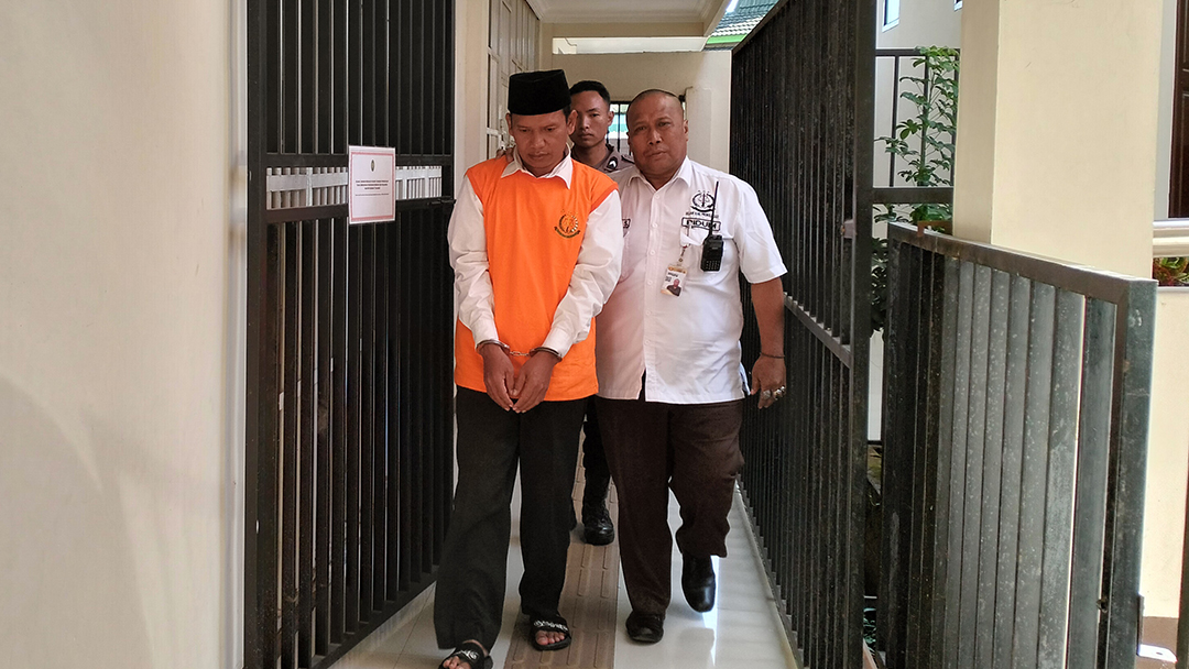 DIKAWAL : Sholehuddin, 54, terdakwa persetubuhan santri dikawal petugas Kejari Kabupaten Probolinggo saat akan menjalani sidang dengan agenda tuntutan di Pengadilan Negeri (PN) Kraksaan. Foto diambil