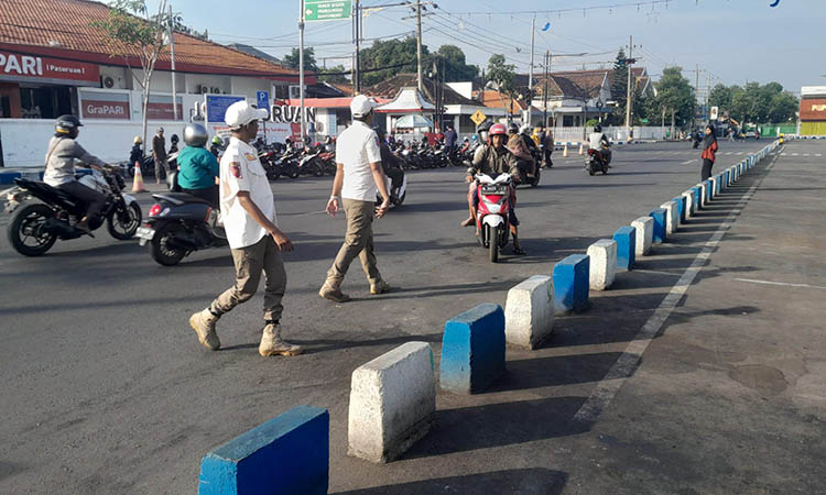 BANDEL: Petugas Satpol PP Kota Pasuruan saat mendapati pengendara di Alun-alun Kota Pasuruan yang melawan arus.