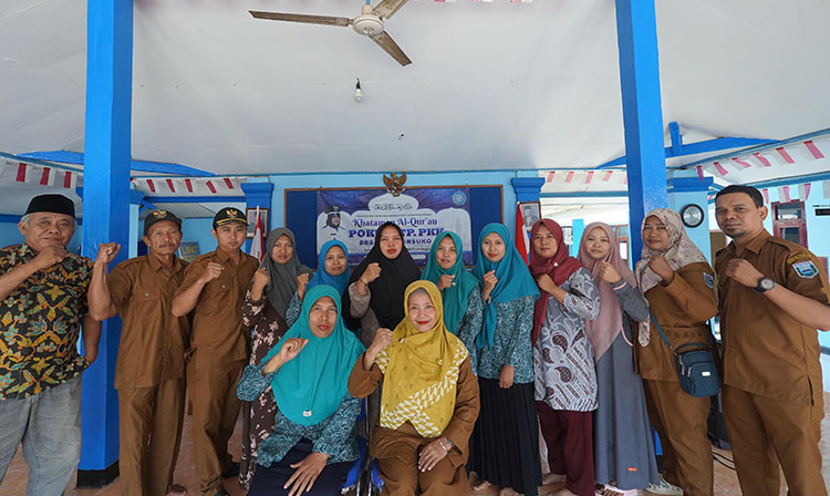 KOMPAK: Kepala Desa Sumbersuko Rini Handayani (kerudung kuning) bersama para perangkat desa berfoto bersama di Kantor Desa Sumbersuko, Kecamatan Dringu, Selasa (9/7).
