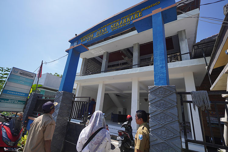 MEGAH: Pembangunan ruang aula pertemuan di Kantor Desa Sekarkare, Kecamatan Dringu, Kabupaten Probolinggo, tampak megah.