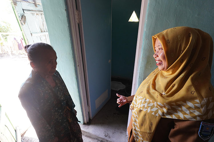 JAMBANISASI: Kepala Desa Sumbersuko Rini Handayani mengunjungi salah satu penerima manfaat program jambanisasi di Dusun Krajan, Desa Sumbersuko.
