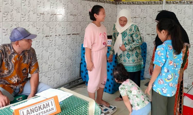 TIMBANG: Layanan kesehatan berupa kegiatan timbang BB, sebagai salah satu bentuk pelayanan yang diberikan dalam Posyandu Keluarga.