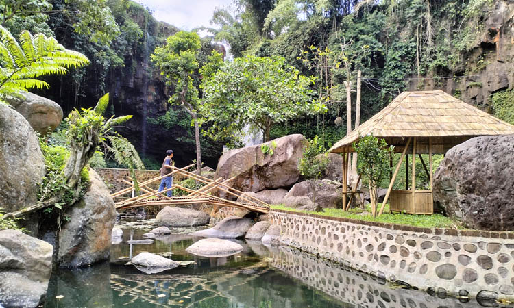 ALAMI: Areal air terjun Dewi Rengganis atau populer disebut air terjun Jaran Goyang. Untuk kenyamanan wisatawan pemerintah desa terus melengkapi sarana dan prasara