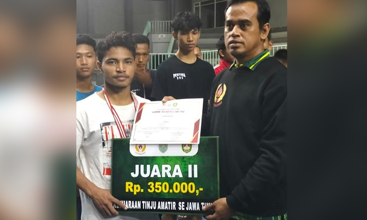 DAPAT PERAK: Mudasir yang meraih juara kedua di kelas 60 Kilogram dalam kejuaraan tinju amatir sepekan yang lalu.