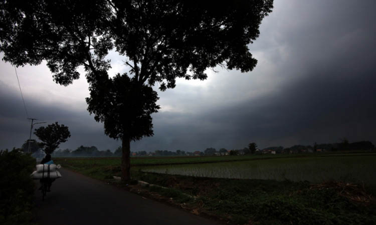 PERALIHAN: Awan mendung yang kini mulai jarang ditemui di kawasan Probolinggo. Memasuki musim peralihan, angin Gending perlu diwaspadai.  &nbsp;