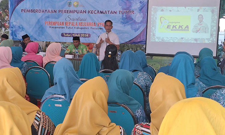 JELASKAN: Ketua Komisi I DPRD Kabupaten Pasuruan saat memberikan pemahaman kepada para PEKKA di wilayah Tutur, Kabupaten Pasuruan.