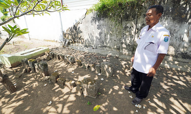 KERAMAT: Sejumlah makam keramat di Desa Karanggeger yang dipercaya merupakan makam para prajurit yang gugur ketika perang perebutan kepala Minak Jinggo.