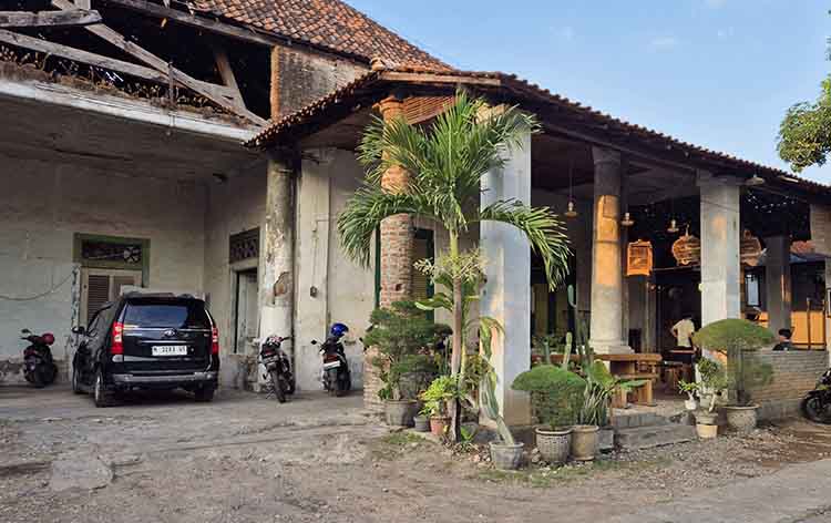 WARKOP: Bagian belakang gedung eks PGB yang kini digunakan sebagai warung kopi.