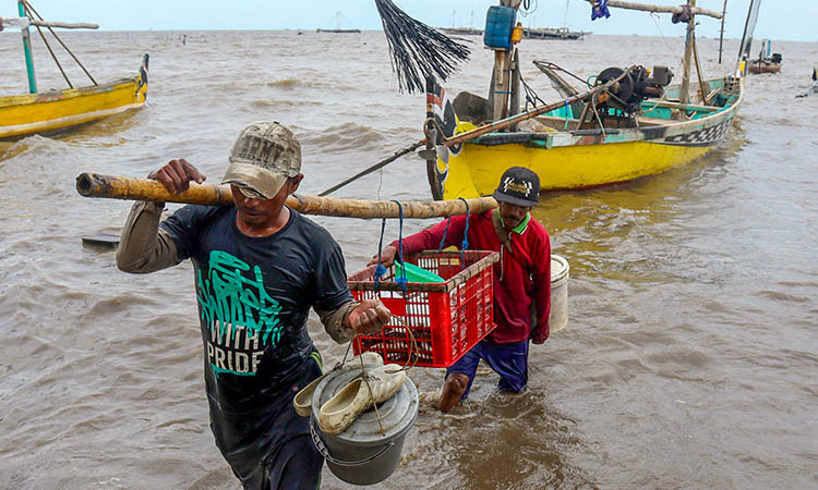 TANGKAP: Nelayan usai melaut untuk mencari ikan. Sejauh ini, produksi ikan tangkap nelayan Kabupaten Pasuruan, masih rendah.