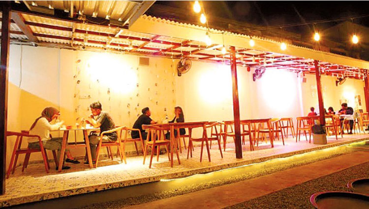 SANTAI: Sejumlah pengunjung menikmati malam di salah satu kafe di Kota Probolinggo.
