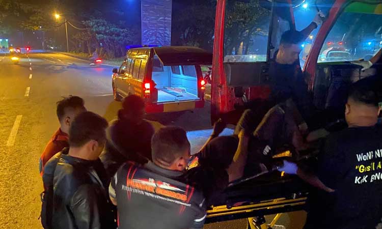 Petugas mengevakuasi jenazah sopir truk kontainer yang meninggal saat parkir di bundaran Apollo Gempol.