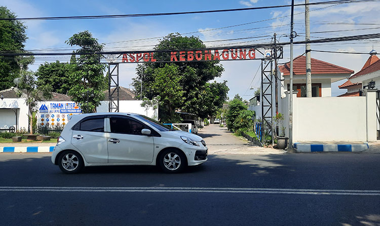 LOKASI DALMAS: Pengendara mobil melintas di depan Dalmas Aspol Kebonagung, yang tahun ini akan direhab.