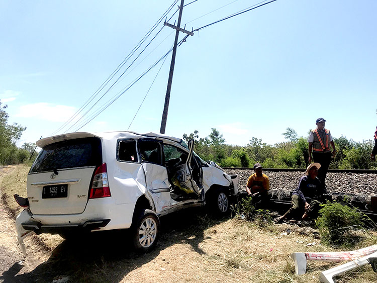 RUSAK: Mobil yang kendarai Kiai Abu Nawas, rusak setelah tertabrak KA di Desa Tigasan Kulon, Kecamatan Leces, Kabupaten Probolinggo, Sabtu (13/7) malam.