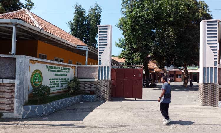 Akses ke rumah caleg DPRD Jatim terpilih asal Gerindra Mahrus yang masih satu kawasan ponpes di Paiton, beberapa waktu lalu ikut digeledah KPK.