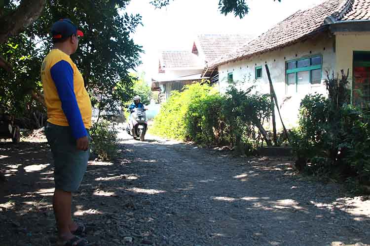 TUNGGU TAHAP DUA: Bendahara Desa Patalan Muhammad Saru mengecek jalan&nbsp; di Dusun Sungai Tengah dan Dusun Dawuhan, yang akan segera diperbaiki.