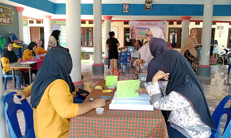 JAGA KESEHATAN: Pemerintah Desa Kalisalam menggelar Posyandu Balita di Balai Desa Kalisalam, Kecamatan Dringu.