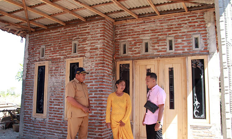 LEBIH LAYAK: Sekretaris Desa Sumberagung Tri Hardiyanto J (baju pink) bersama Kaur Perencanaan Desa Sumberagung Dedy Indra Ismanto berkunjung ke rumah Sumi yang rumahnya dibantu program RTLH.