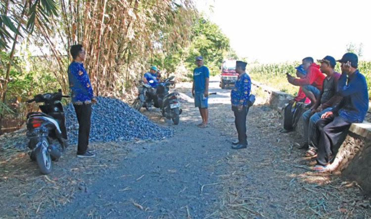 SEGERA DIASPAL: Kepala Desa Pohsangit Ngisor Nijar (kopiah hitam) meninjau salah satu jalan yang akan diperbaiki tahun ini. Rencananya, jalan ini akan diaspal.