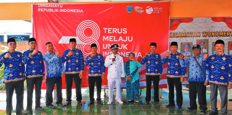 KOMPAK: Kepala Desa Pohsangit Ngisor Nijar bersama istri berfoto bersama para perangkat Desa Pohsangit Ngisor.