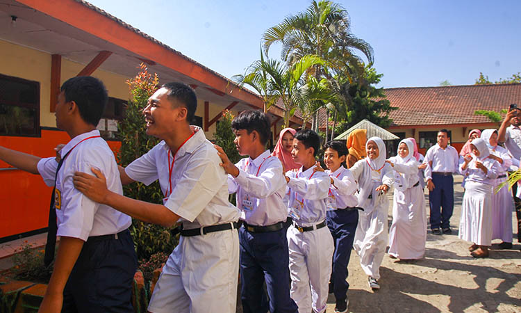 AYO BELAJAR: Para pelajar di salah satu sekolah yang ada di Kota Pasuruan saat hendak masuk ke ruang kelas.