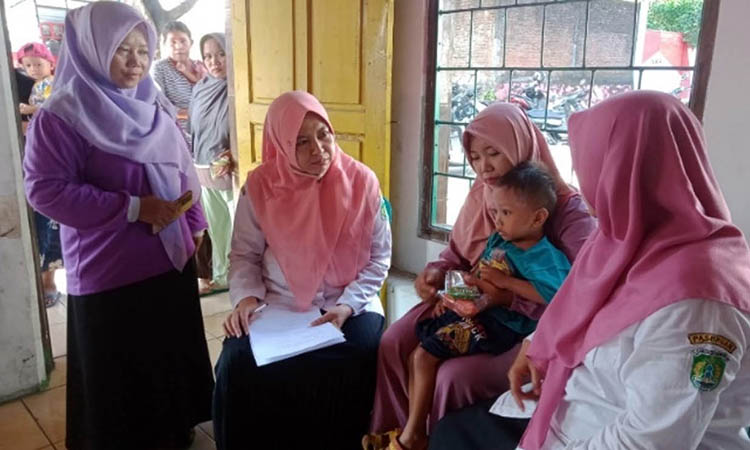 CEK KESEHATAN: Petugas kesehatan UOBF Puskesmas Pandaan bersama kader melakukan pelayanan di Posyandu.