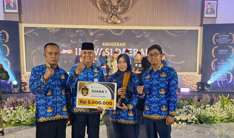 MENANG:&nbsp; Asmiyati Kurnianingsih dari tim Dinas Perikanan Kabupaten Probolinggo (dua dari kanan) saat menerima penghargaan juara I Kategori Inovasi Daerah Kabupaten