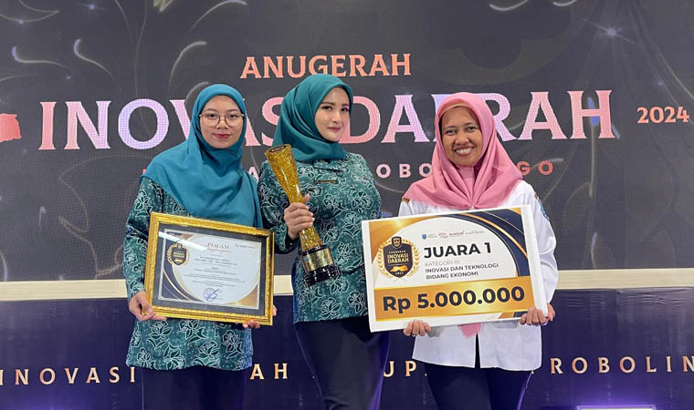 NILAI EKONOMIS: &nbsp;Esti Alfianing Tyas, A.Md.Keb, ketua TP-PKK Desa Pondok Kelor (tengah) bersama Dona Latifa, A.Md, Merry Christanty, S.Si. usai menerima penghargaan