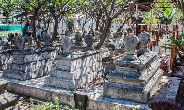 PERISTIRAHATAN TERAKHIR: Makam dr R. Soedarsono bersama keluarga di Astana Mulja Probolinggo.