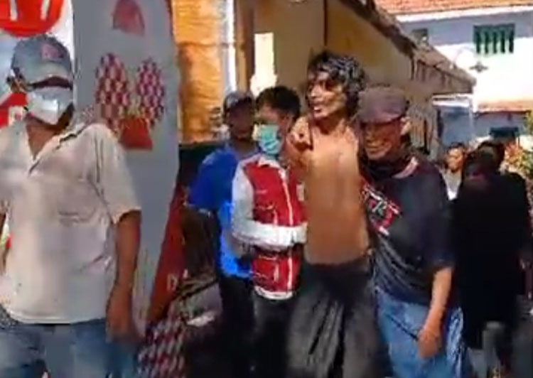 DIAMANKAN: DK ketika diamankan kepolisian setelah memukuli Pasno, Rabu (17/7).