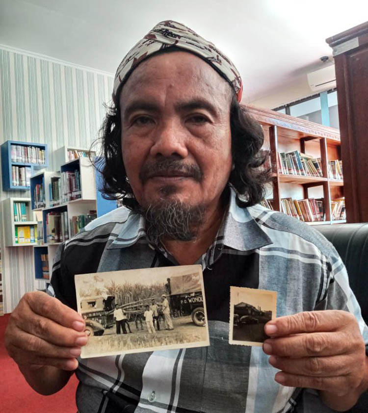 BERSEJARAH: Edi Martono menunjukkan foto kegiatan karyawan di PG Wonolangan paska dinasionalisasikan pada 1957.