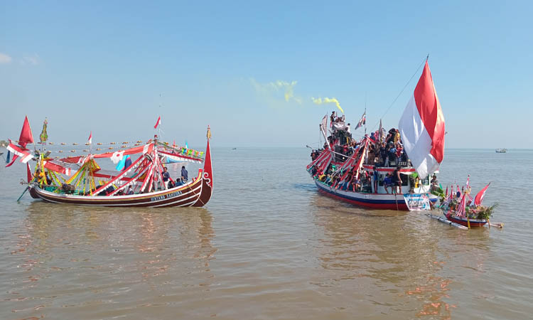 TRADISI: Larung sesaji dibentuk sebuah kapal berisi aneka macam makanan khas dan hasil bumi masyarakat pesisir Kalibuntu, saat di arak ke tengah laut.