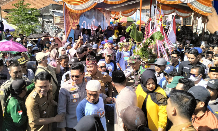 ANTUSIAS: Masyarakat yang hadir di acara petik laut,