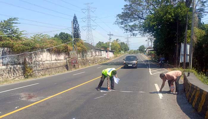 Petugas saat melakukan olah TKP kecelakaan maut di jalan raya Leces.